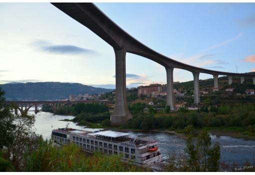 Pasando bajo los puentes que cruzan el Duero